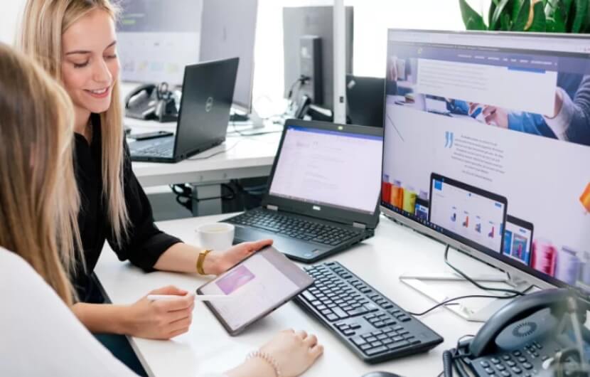 Content-Marketing-Profis Content-Marketing-Profis unterhalten sich über ein Kundenprojekt