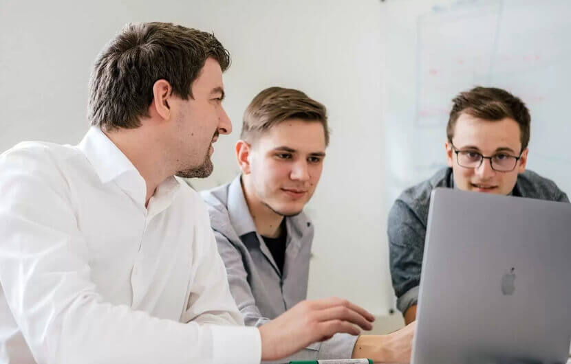 Conversion-Optimierung Drei Kollegen sind dabei die Conversation-Rate zu optimieren