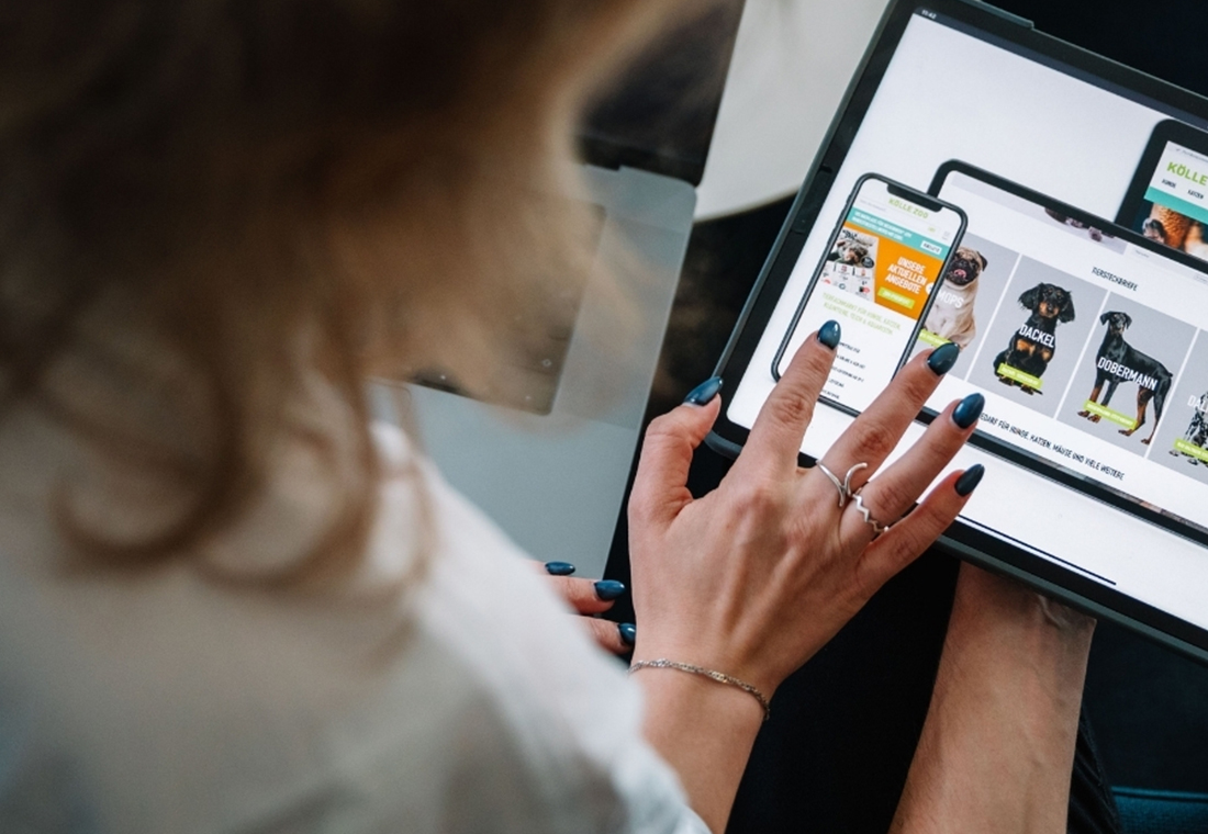 Zwei Mitarbeiter betrachten ein Webdesign auf einem Tablet. Erfahren Sie, wie Design und Technologie zusammenkommen, um beeindruckende Benutzererfahrungen zu schaffen.