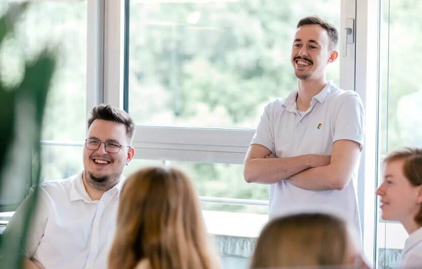 Display Advertising Besprechung im Büro Ein Bild verschiedener Mitarbeiter die im Büro stehen und sich besprechen