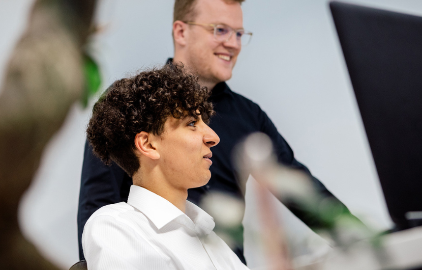 display-advertising-programmierung Ein Bild von zwei Mitarbeitern, die sich besprechen