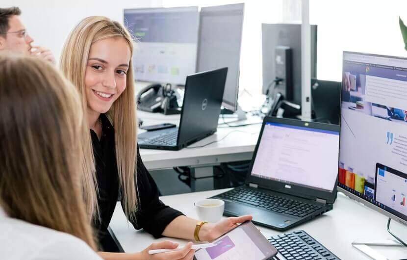 Display Advertising Besprechung Ein Bild von Mitarbeiterinnen, die sich besprechen