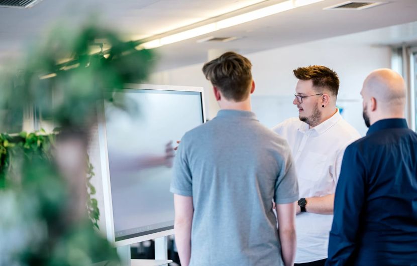 In einem kreativen Arbeitsumfeld in Berlin erarbeitet ein engagiertes Team digitale E-Commerce-Lösungen und individuelle Online-Marketing-Strategien, um sowohl B2C als auch B2B Kunden erfolgreich zu bedienen.