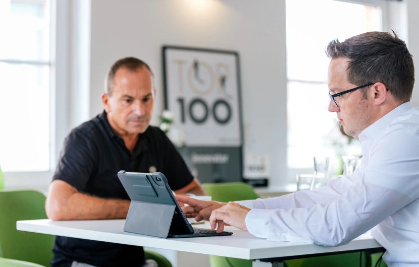 Ihre E-Commerce-Agentur in Frankfurt In einem modernen Besprechungsraum in Frankfurt präsentiert ein Team innovative E-Commerce-Projekte und maßgeschneiderte Lösungen für Online-Shops – unterstützt durch effektives Online-Marketing für B2C und B2B.