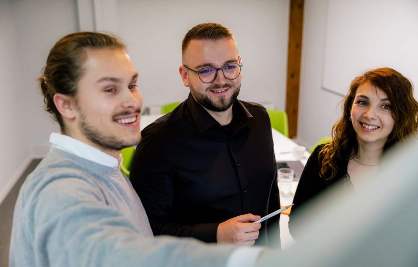 Ihre E-Commerce-Agentur in Heidelberg In einem modernen Besprechungsraum in Heidelberg plant ein erfahrenes Team zukunftsweisende E-Commerce-Lösungen und entwickelt umfassende Online-Marketing-Strategien, die auf die Bedürfnisse von B2C und B2B zugeschnitten sind.