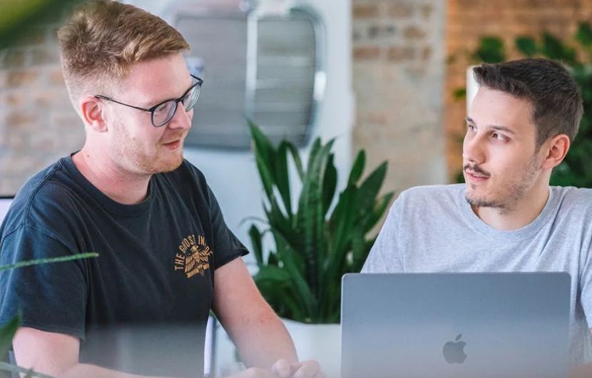 In einem stilvollen Büro in Köln erarbeitet ein Team von Experten individuelle E-Commerce-Lösungen für Online-Shops, wobei E-Commerce-Projekte und effektives Online-Marketing im Mittelpunkt stehen.