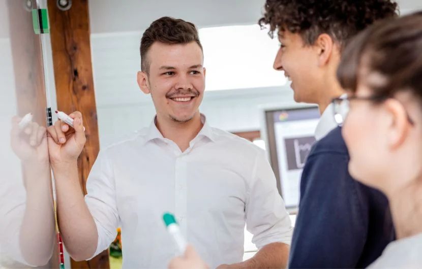 Ihre E-Commerce-Agentur in Mannheim Ein modernes Arbeitsumfeld in Mannheim zeigt Fachleute, die strategisch E-Commerce-Projekte analysieren und innovative Lösungen für B2C und B2B entwickeln – optimiert durch zielgerichtetes Online-Marketing.