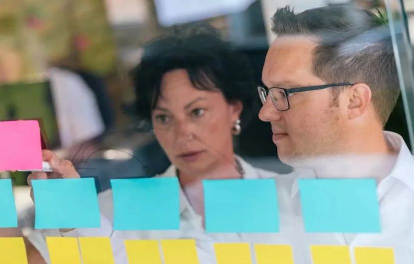 Ihre E-Commerce-Agentur in München In einem hellen, modernen Büro in München arbeitet ein kreatives Team an umfassenden E-Commerce-Projekten und Online-Marketing-Lösungen, um erfolgreiche Online-Shops zu realisieren.