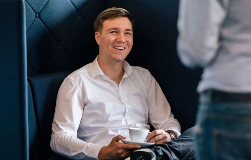 In einem modernen Besprechungsraum in Nürnberg diskutieren Experten innovative E-Commerce-Strategien und setzen individuelle Lösungen für B2C und B2B um – verbunden mit effektiven Online-Marketingmaßnahmen.