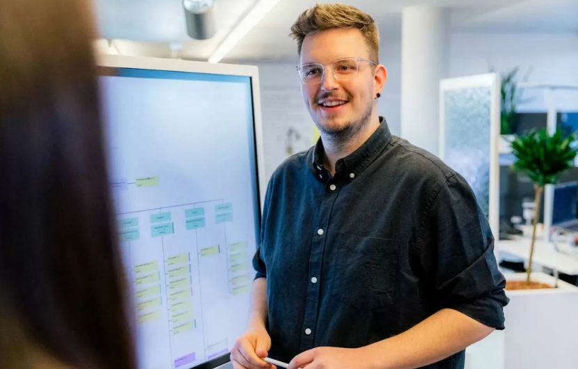 Ihre E-Commerce-Agentur in Stuttgart Ein dynamisches Team in Stuttgart plant in einem modernen Büro E-Commerce-Projekte und entwickelt passgenaue Online-Marketing-Strategien für erfolgreiche Online-Shops im B2C- und B2B-Bereich.