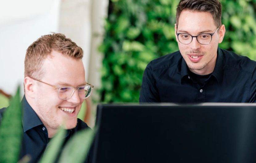 In einem modernen Besprechungsraum diskutiert ein engagiertes Team E-Commerce-Projekte – symbolisch für die dynamische Herangehensweise einer E-Commerce-Agentur, die maßgeschneiderte Lösungen für B2C und B2B entwickelt.