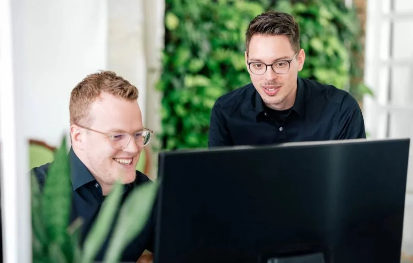 Zwei Experten schreiben einen Blogbeitrag, zu den neusten E-Commerce Trends