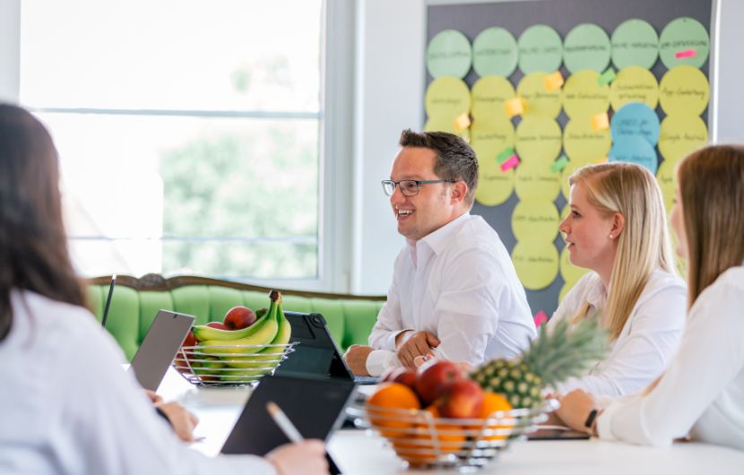 Ein Mitarbeiter von ECONSOR spricht mit einer Kundin und erklärt Lösungen im Bereich E-Commerce und Portale.