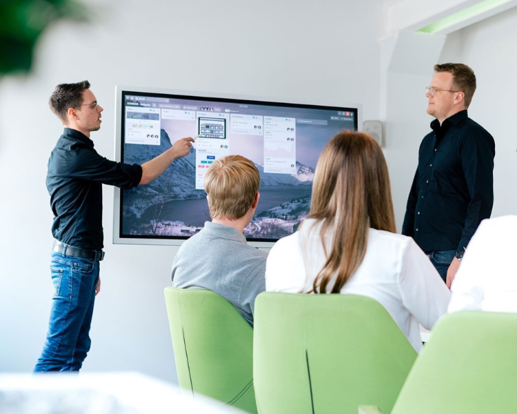 Teambesprechung mit Whiteboard