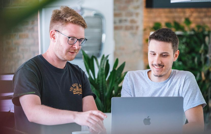 Zwei TYPO3-Experten reden über ein Kundenprojekt und beraten.