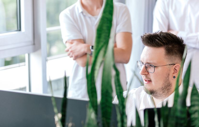 Ein Mitarbeiter bei der Arbeit