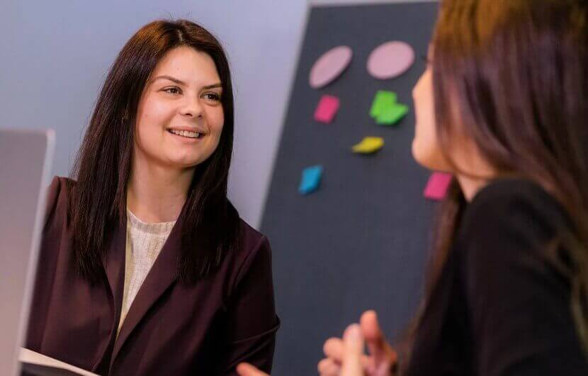 Experten für Ihre Marke Experten unterhalten sich über das plattformübergreifende Design eines Kunden