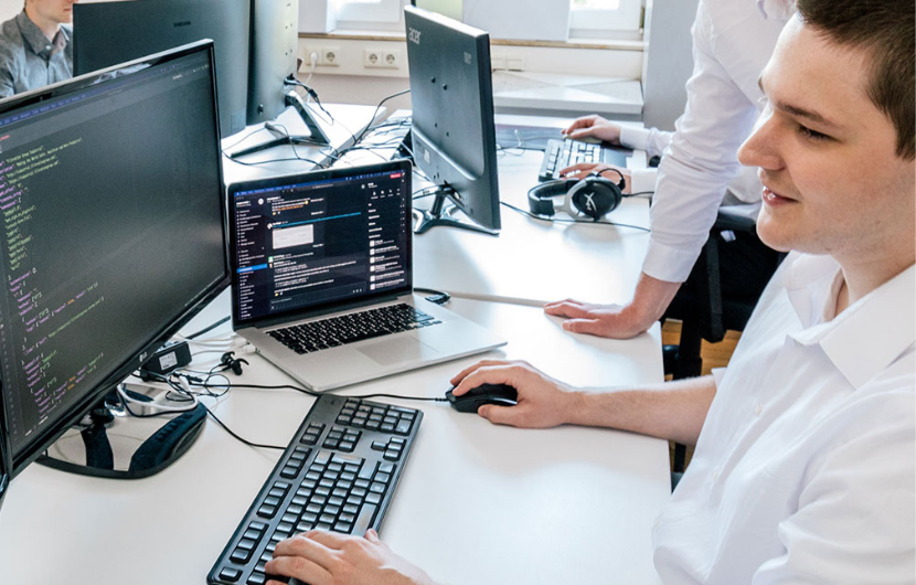 Shopware Entwickler vor Computer