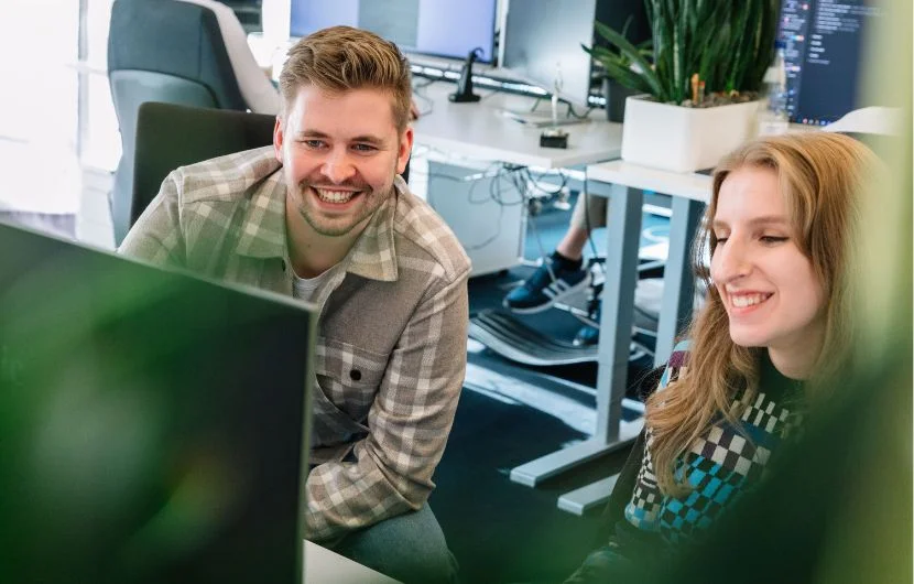 Ihre Online Shop Agentur Zwei motivierte Mitarbeiter*innen untersuchen einen Online-Shop