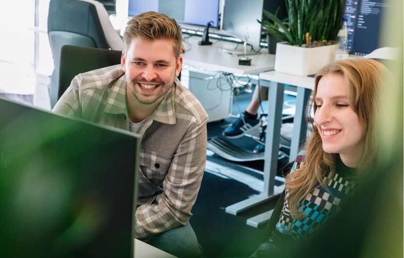 Ihre Webdesign Agentur Zwei engagierte Mitarbeiter*innen schauen sich gemeinsam ein Projekt an