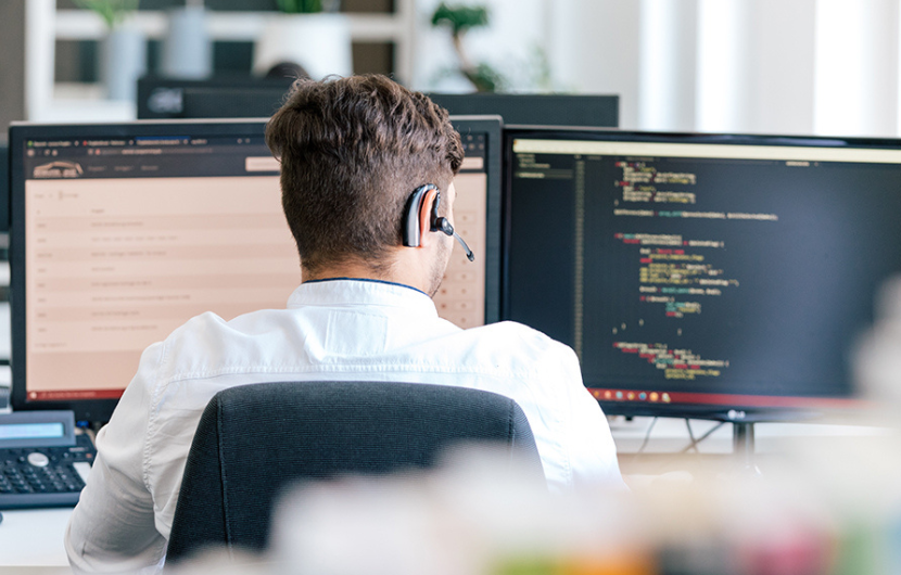 Ein Entwickler programmiert Entwickler programmiert in einer angenehmen Büroatmosphäre.