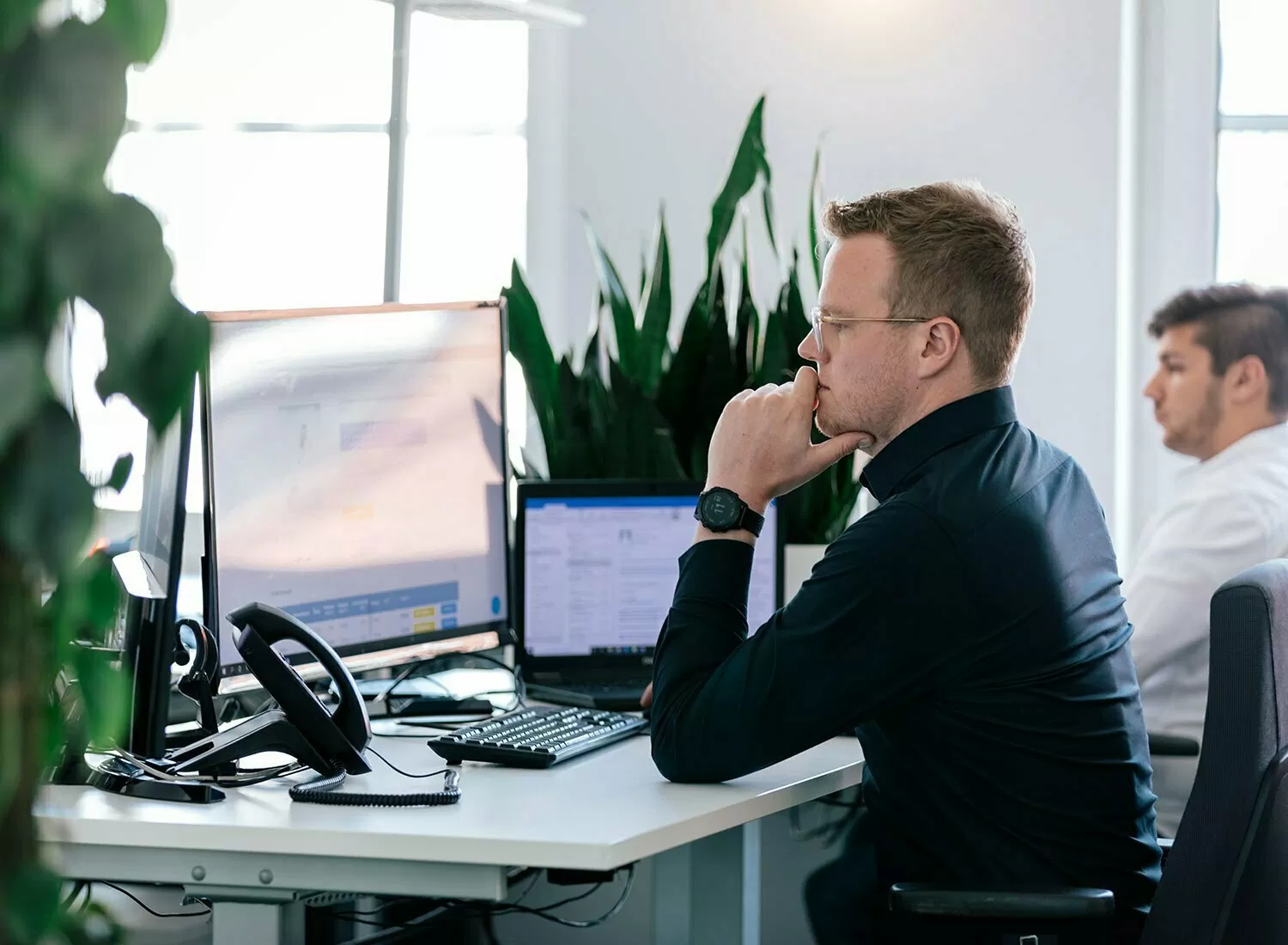 Ein Mitarbeiter sitzt nachdenklich vor seinem Bildschirm