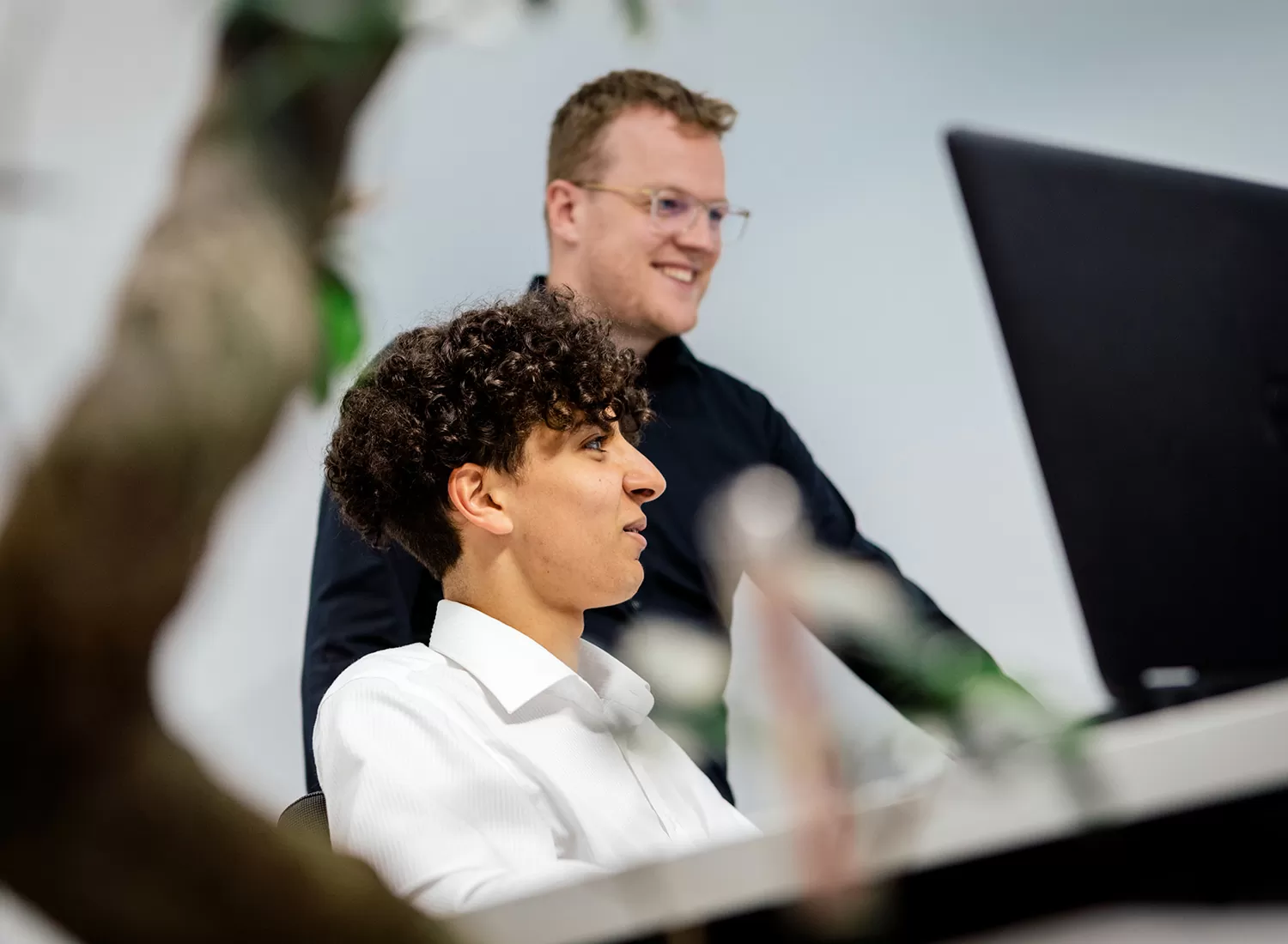 Zwei Männer besprechen ein Thema am Arbeitsplatz