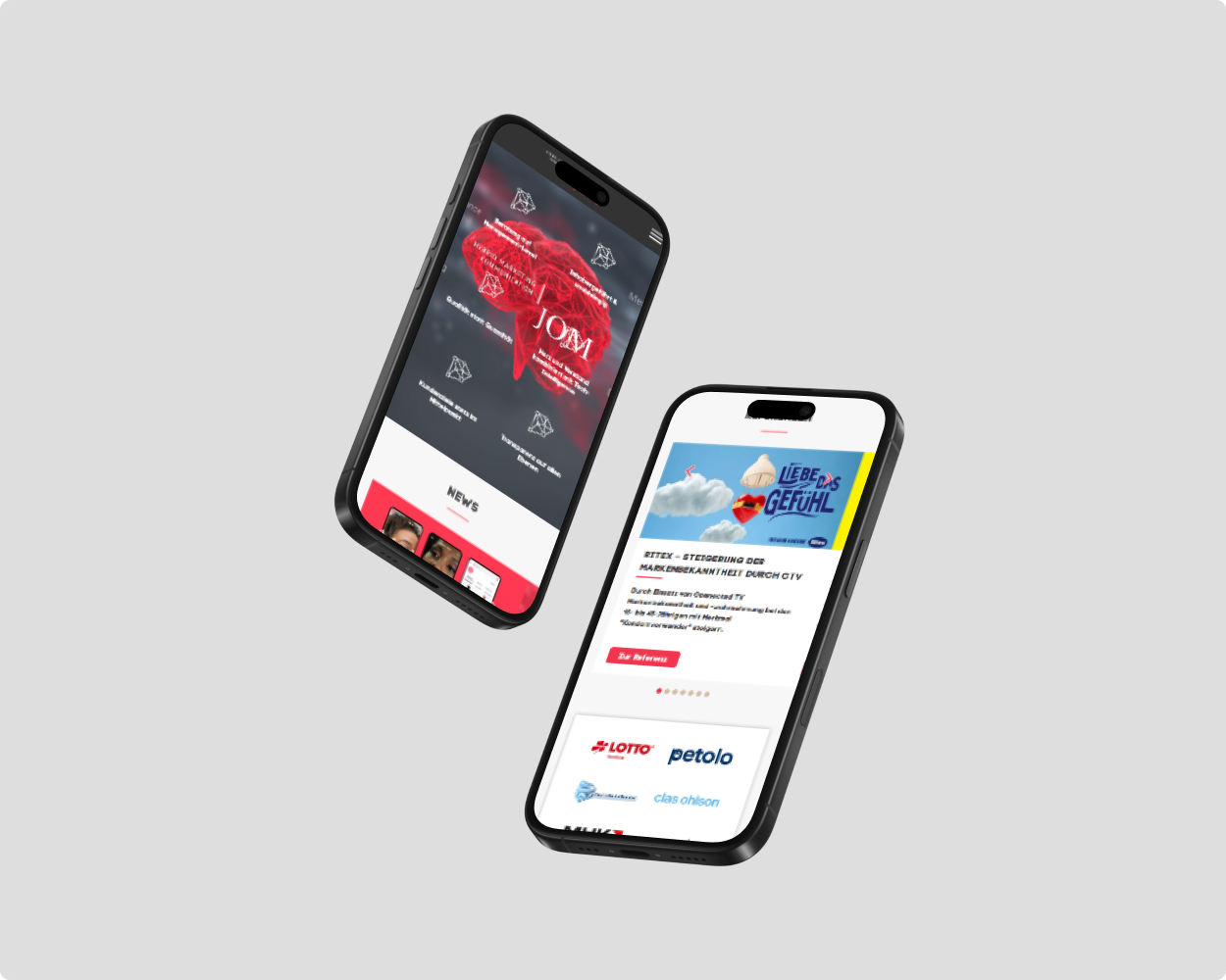 Mockup der jom consulting Website auf zwei Smartphones