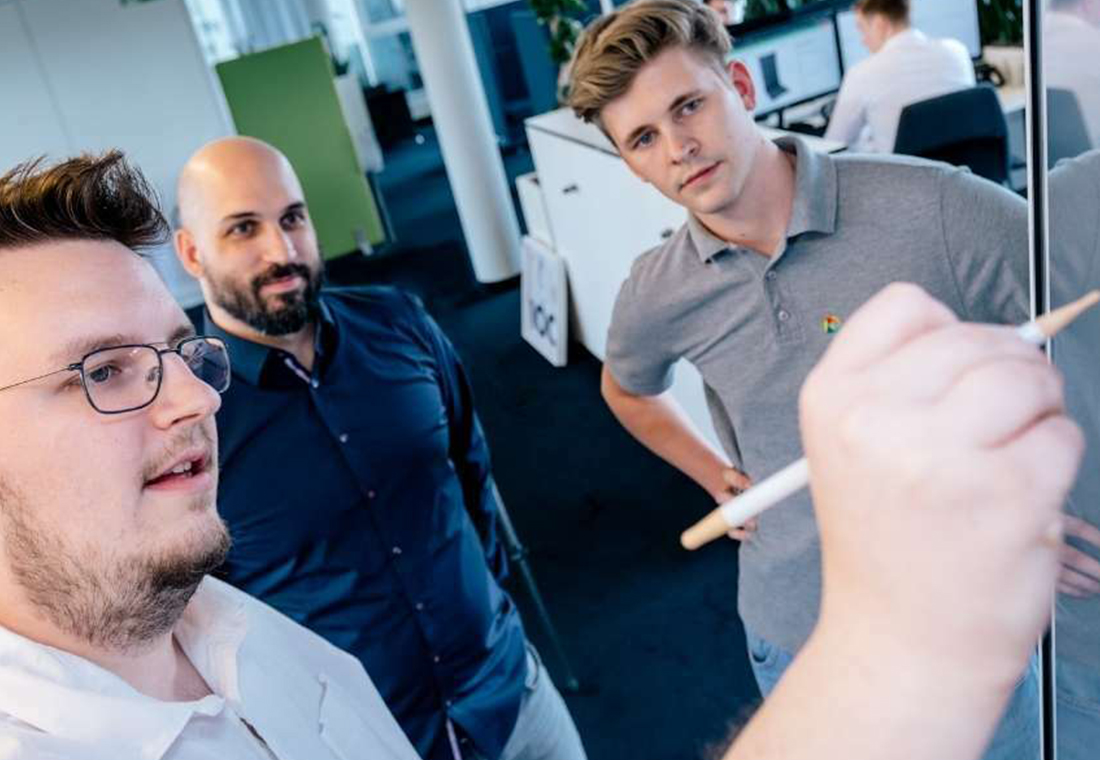 KI beim Relaunch Mitarbeiter beraten sich zu Relaunch-Projekt.