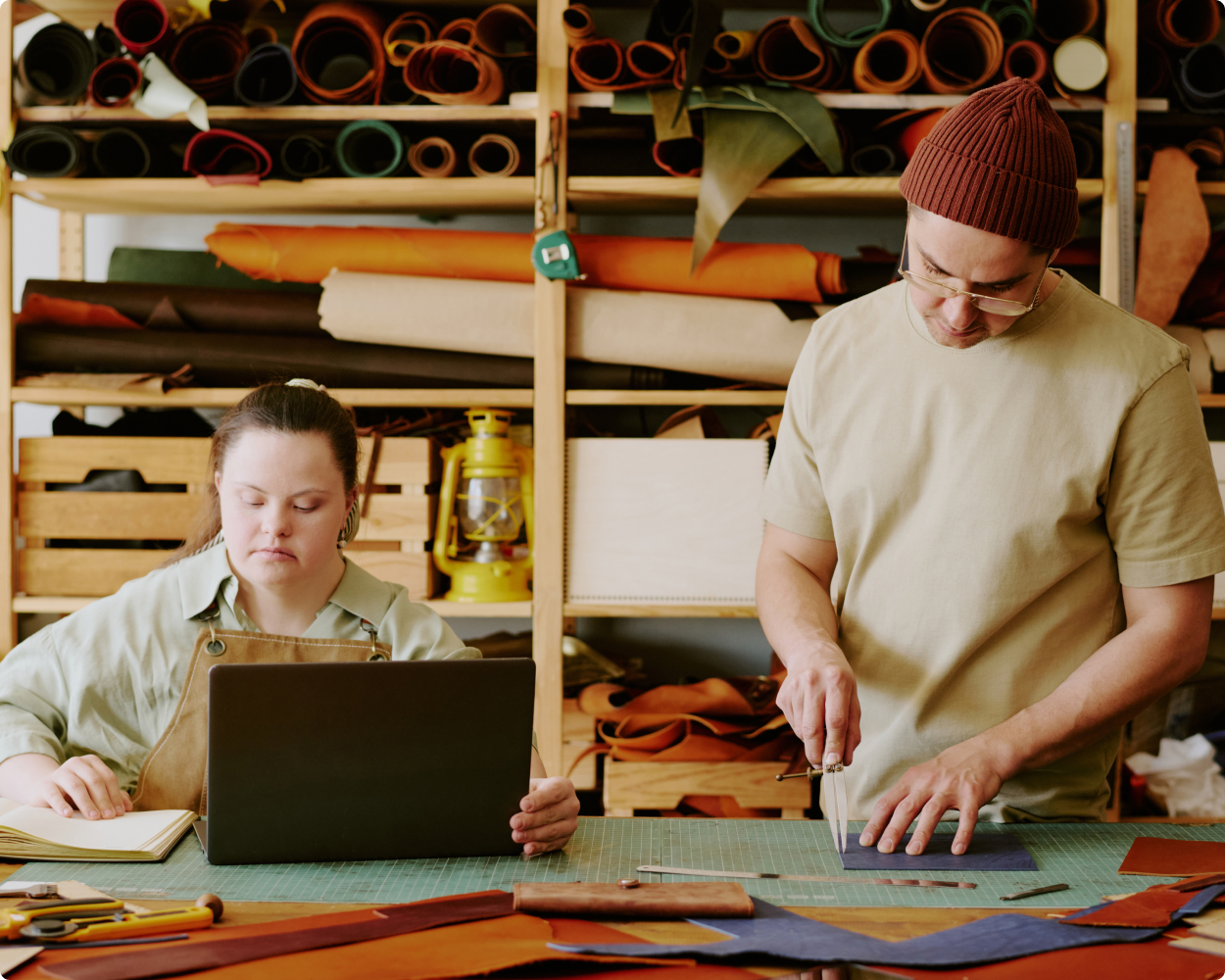 LAG WfbM Werkstatt Zwei Personen arbeiten in einer Behindertenwerkstatt