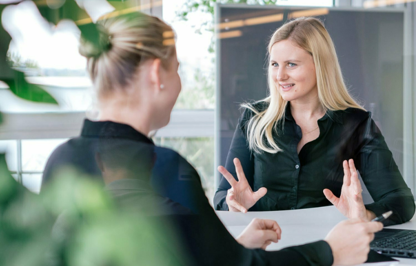 magento-beratung Eine Person berät einen Kunden zur richtigen Version Adobe Commerce oder Magento