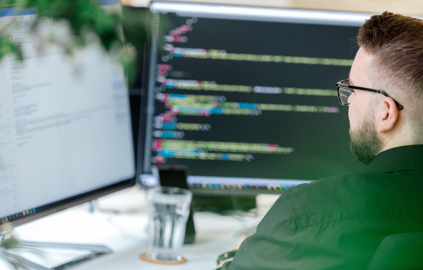 Magento-Experten vor Computer mit Magento-Shop