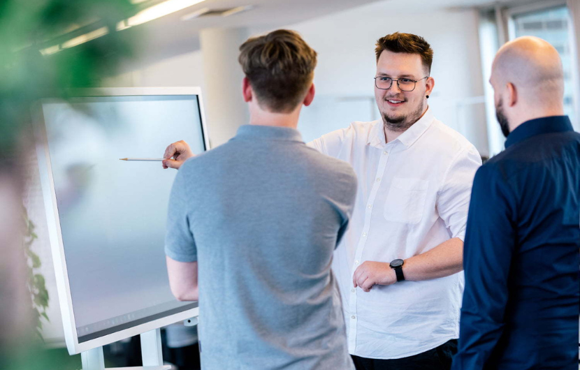 Ein Mitarbeiter plant das Vorgehen bei der Konzeption & Entwicklung eines Adobe Commerce-Shops