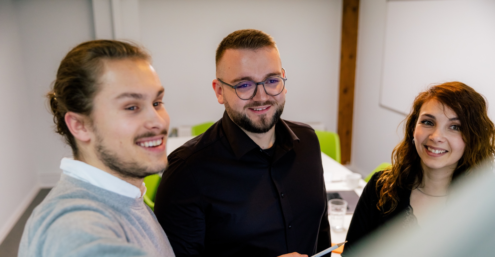 Drei Teammitglieder analysieren gemeinsam ein Resultat