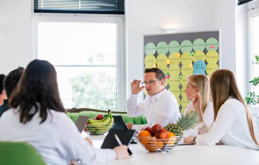 Newsletter-Marketing-Experten sitzen an einem Tisch und beraten sich