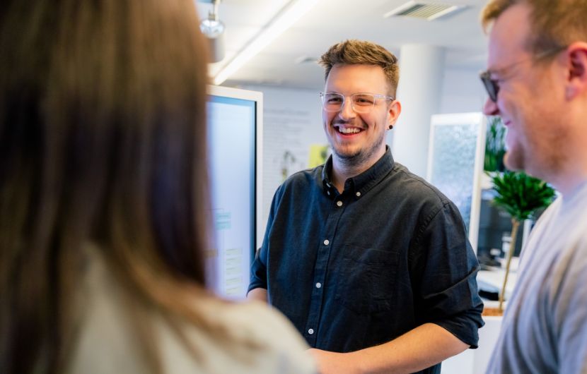 Ein ECONSOR‑Berater erklärt an einem großen Bildschirm die Vorteile der Online‑Beratung für KMU und Konzerne – transparent, individuell und mit Fokus auf E‑Commerce‑Optimierung.