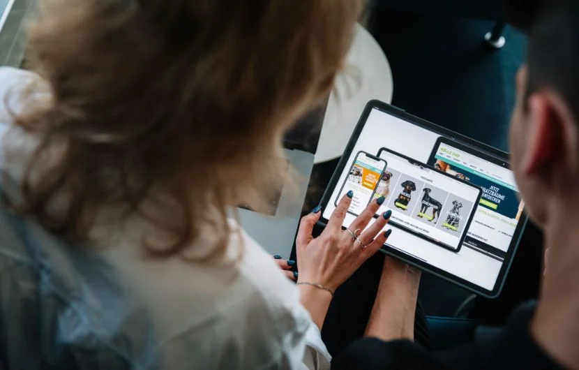 online-marketing-agentur-berlin Zwei Mitarbeiter schauen sich auf einem Tablet eine Kundenpräsentation an.