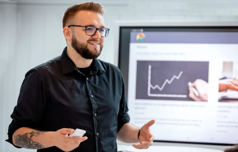 Ein Mitarbeiter steht vor einem Whiteboard und hält eine Präsentation zu SEO.