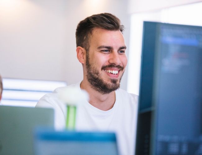 Praxisnahe Online‑Beratung Ein Berater der ECONSOR Digitalagentur steht vor einem Touch‑Display und erklärt praxisnahe Online‑Beratungslösungen – maßgeschneidert für KMU und Konzerne.