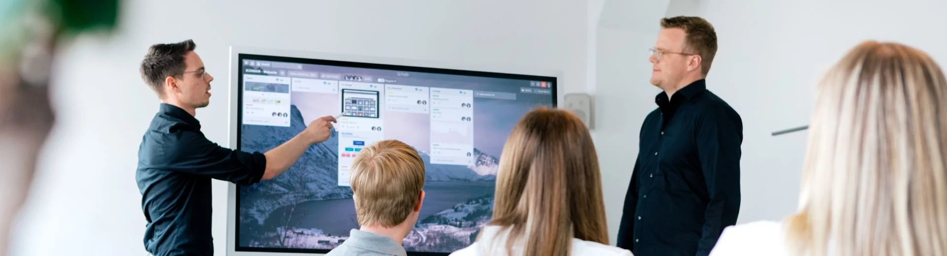 Mehrere Mitarbeiter, wie sie das Webdesign des Online-Shops, weiterentwickeln können