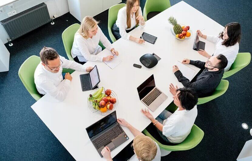 Bild auf dem Kollegen an einem Relaunch arbeiten