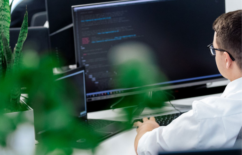 Kollegen, die im Büro zusammenarbeiten