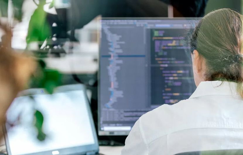 Shopware-Entwickler vor Computer