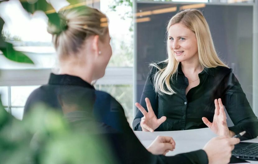 Ihr Social-Media-Partner für individuelle Konzepte Zwei Mitarbeiterinnen einer Social-Media-Agentur sitzen in einem Beratungsgespräch und planen Kampagnen für Social-Media-Marketing – unterstreicht die enge Zusammenarbeit mit einem vertrauenswürdigen Social-Media-Partner.