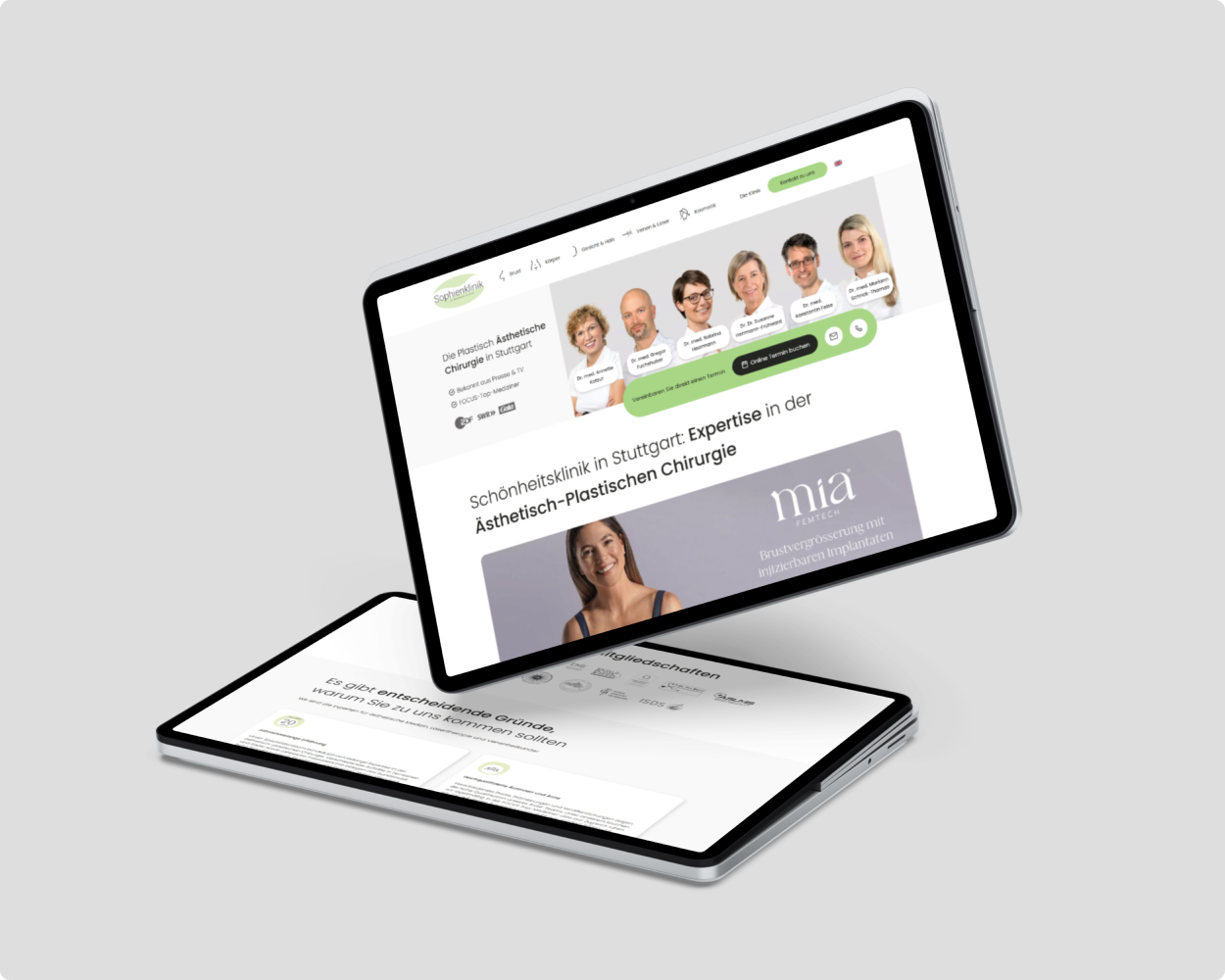 Eine ältere Dame berührt mit einer Hand ihr Gesicht, während sie dabei direkt in die Kamera schaut während sie über ihren kosmetischen Eingriff in der Sophienklinik nachdenkt