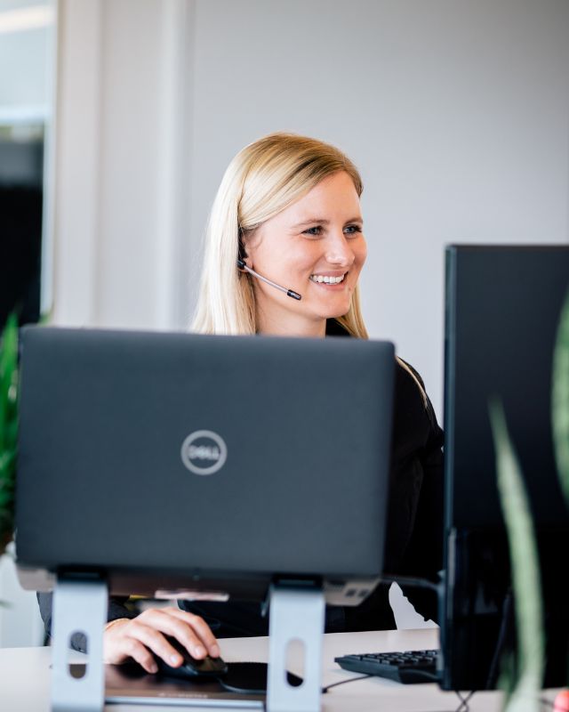 System‑ & E‑Commerce‑Beratung Mitarbeitende der ECONSOR Digitalagentur planen vor einem Whiteboard mit vielen Notizen Systemberatung & E‑Commerce‑Beratung für KMU & Konzerne