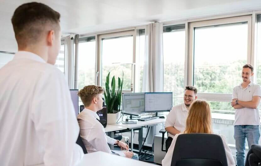 Teambesprechung mit motivierten Mitarbeitern