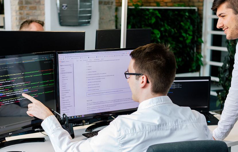 Ein Programmierer zeigt auf Code