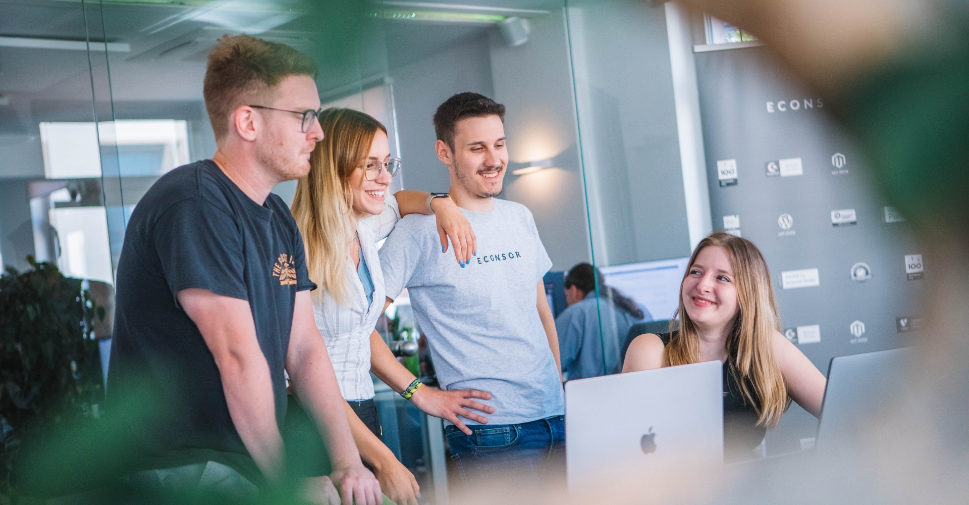 typo3-heilbronn Teammeeting: Vier Kollegen diskutieren ein Projekt am Computer