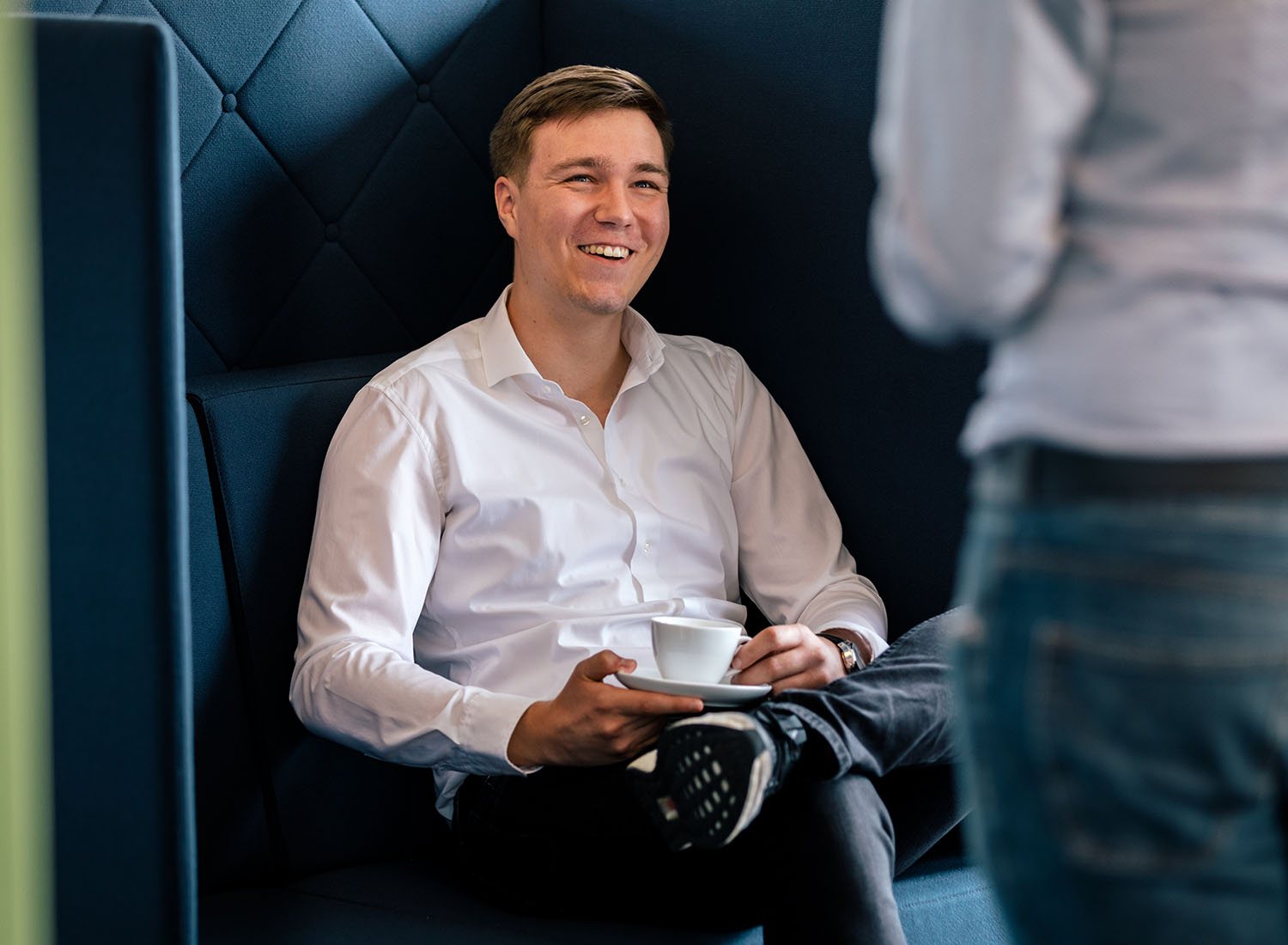 Ein Mitarbeiter macht eine Kaffeepause